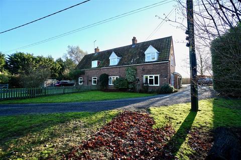 undefined, Lawford, Manningtree