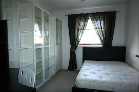 2 bedroom flat to rent, Rampling Court, Commonwealth Drive, Three Bridges, Crawley, West Sussex. RH10 1AP