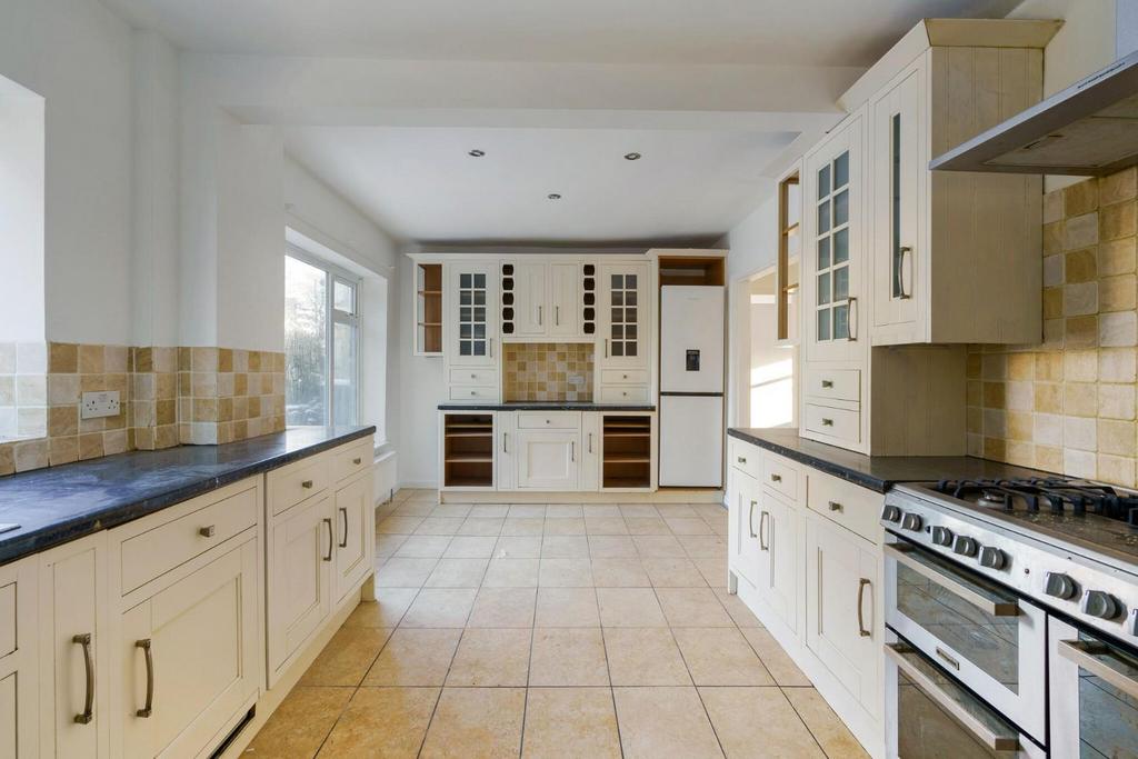 83920 Greystones Warm Lane Yeadon (10) low.jpg