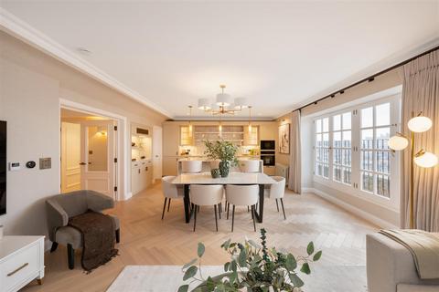 3 bedroom penthouse for sale, Cadogan Square, Knightsbridge, SW1X.