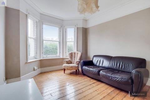 2 bedroom flat to rent, Hackford Road, Oval, London, SW9