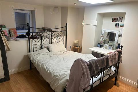 7 bedroom flat to rent, Burton Road, Manchester M20