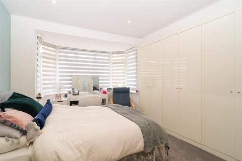 23 Oakwood Avenue, Borehamwood, WD6 1SP