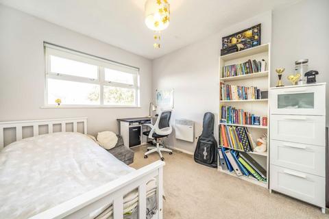 2 bedroom flat for sale, Busch Close, Isleworth TW7