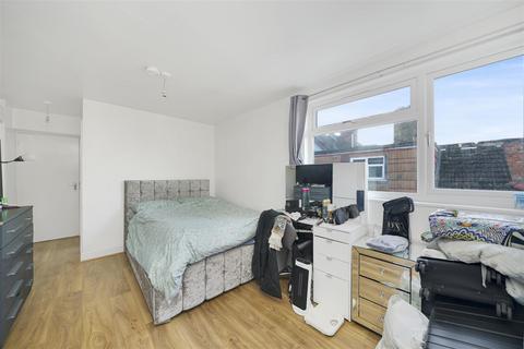 Studio for sale, Grosvenor Gardens, London NW2