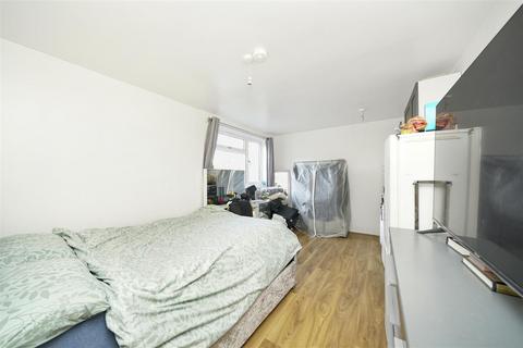 Studio for sale, Grosvenor Gardens, London NW2