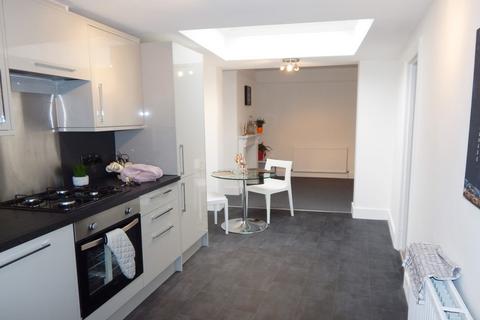 3 bedroom cottage to rent, Hartfield Crescent, London