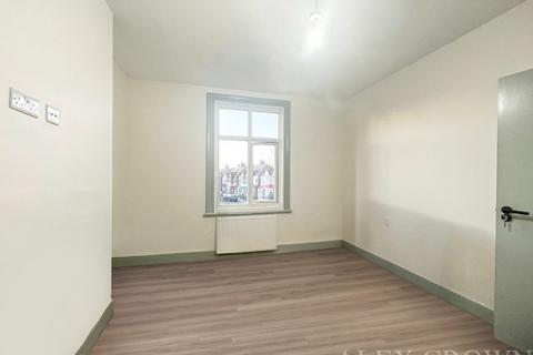 3 bedroom flat to rent, Cornwall Road, Harrow