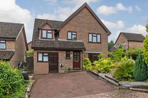 4 bedroom detached house to rent, Wren Close, Winchester, SO22