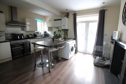 3 bedroom end of terrace house for sale, Westburn Avenue, Keighley, BD22