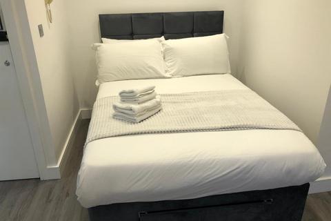 Studio to rent, Gloucester Terrace, London