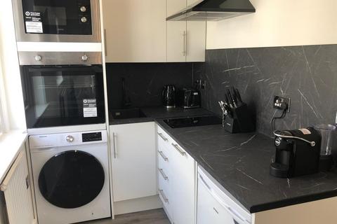 Studio to rent, Gloucester Terrace, London