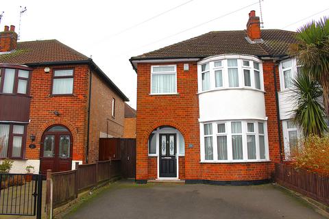 3 bedroom semi-detached house to rent, Aylestone Drive, Leicester LE2