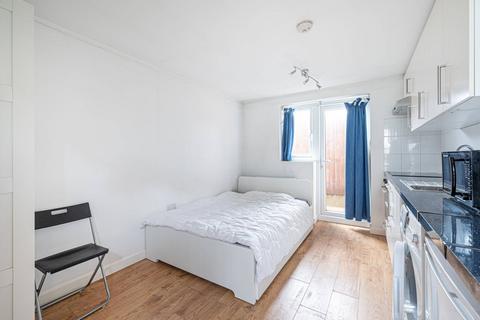 Studio to rent, Hendon way, Temple Fortune, London, NW2