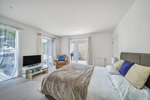 3 bedroom detached house to rent, Farnsworth Drive, Edgware, HA8