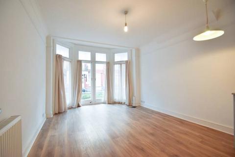 2 bedroom flat to rent, Elms Avenue, Eastbourne BN21