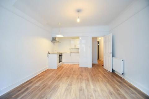 2 bedroom flat to rent, Elms Avenue, Eastbourne BN21