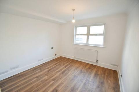 2 bedroom flat to rent, Elms Avenue, Eastbourne BN21