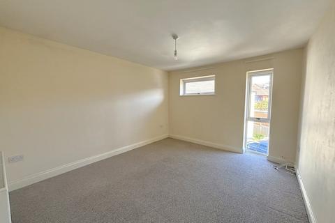 2 bedroom flat to rent, London Road, Bexhill-on-Sea, TN39