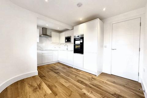 4 bedroom flat to rent, Edgwarebury Lane, Edgware HA8