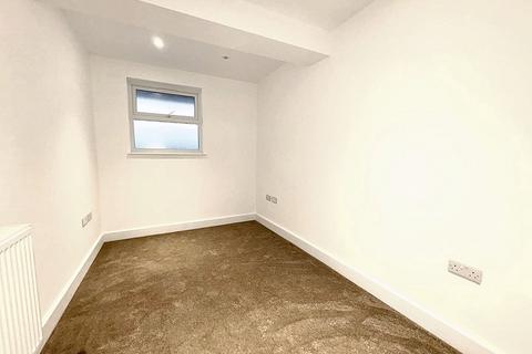 4 bedroom flat to rent, Edgwarebury Lane, Edgware HA8