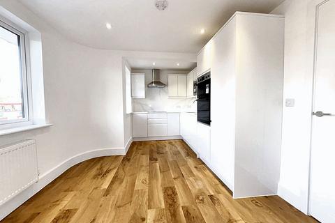 4 bedroom flat to rent, Edgwarebury Lane, Edgware HA8