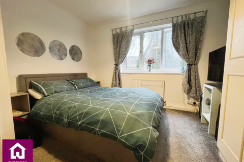 2 bedroom flat for sale, Crescent Avenue, Manchester M25