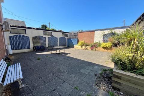 1 bedroom flat for sale, Station Road, New Milton, Hampshire. BH25 6JX