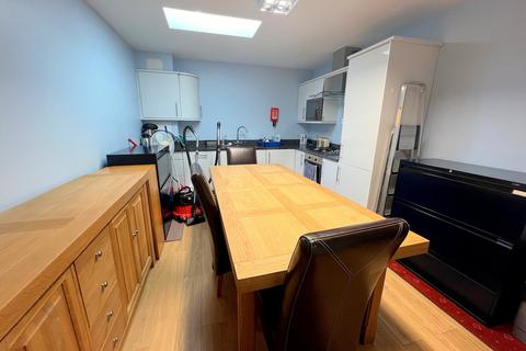 1 bedroom flat for sale, Station Road, New Milton, Hampshire. BH25 6JX