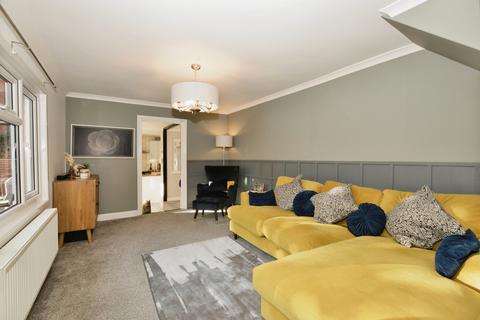 233a Faversham Road, Kennington, Ashford, TN24 9AJ