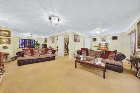 5 bedroom detached house for sale, Treeneuk Close, Chesterfield