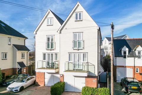 19 Coronation Road, Burnham-on-crouch, CM0 8HW