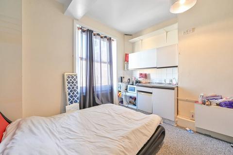 Studio to rent, Castletown Road, Barons Court, London, W14