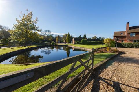 5 bedroom detached house to rent, Norley Lane, Guildford GU5