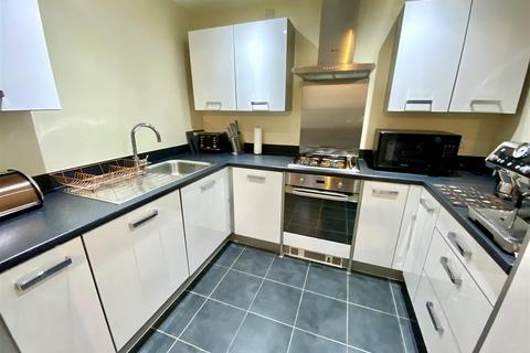 2 bedroom apartment for sale, Marmaville Court, Mirfield