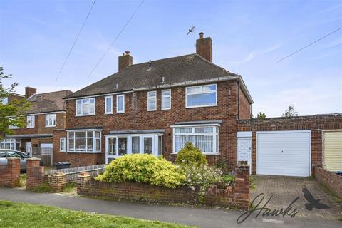 3 bedroom terraced house to rent, Arnold Crescent, Isleworth