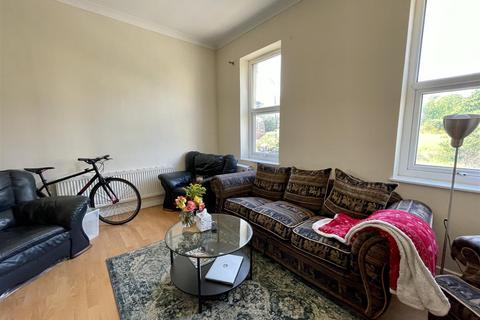 2 bedroom flat to rent, High Street, Gateshead