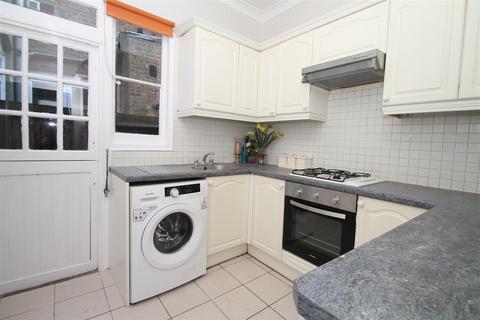 2 bedroom flat to rent, Park Avenue, Palmers Green N13