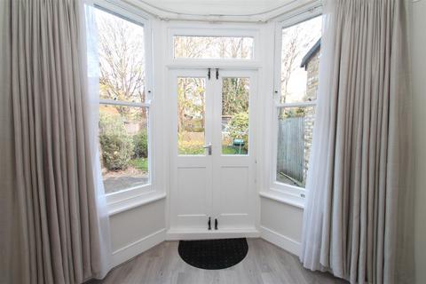 2 bedroom flat to rent, Park Avenue, Palmers Green N13