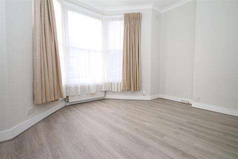 2 bedroom flat to rent, Park Avenue, Palmers Green N13