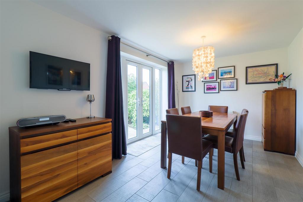 KITCHEN /DINING ROOM pic 3