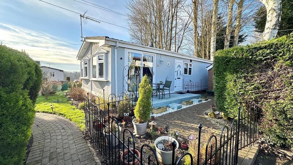 Charming 2 bed park home For Sale