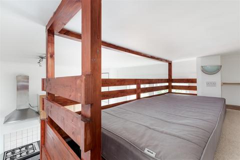 Studio to rent, Shoot Up Hill, London NW2