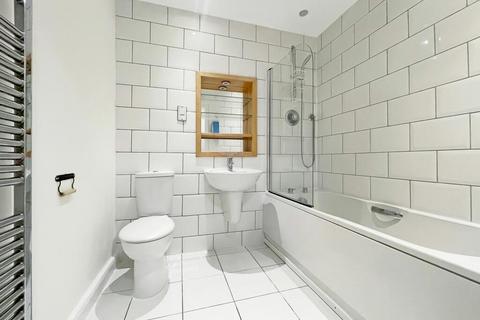 2 bedroom flat to rent, London, SE17