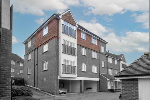 2 bedroom flat for sale, Highbank, Haywards Heath