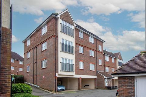 2 bedroom flat for sale, Highbank, Haywards Heath