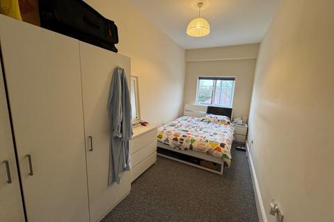 2 bedroom flat to rent, Portsmouth Road, Hampshire SO19