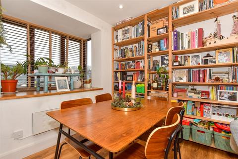 69 Riverside Close, London, E5 9SR