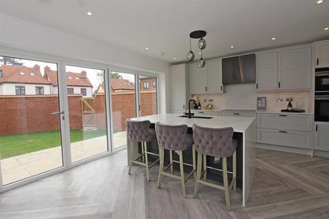 5 bedroom detached house for sale, Waltham Grange Close, Chelmsford CM3