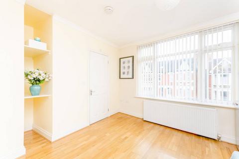 Studio to rent, Welldon Crescent, Harrow, HA1